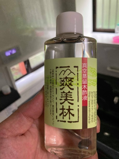 蒸留精製して無色透明に仕上げた木酢液