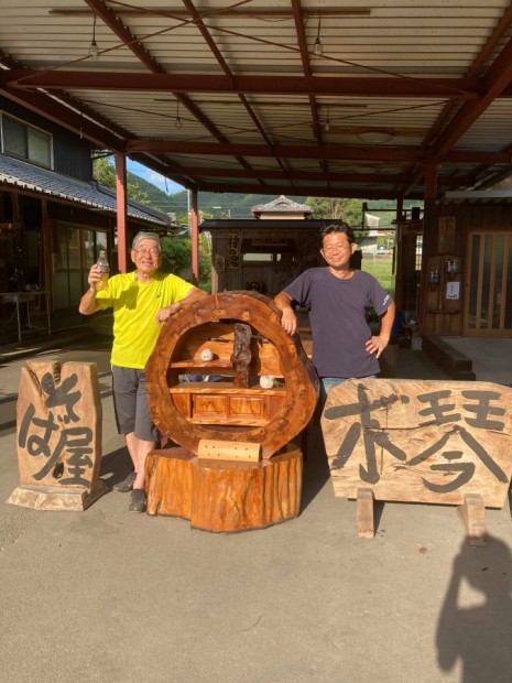 ベンちゃん（左）と村の蕎麦屋木琴にて