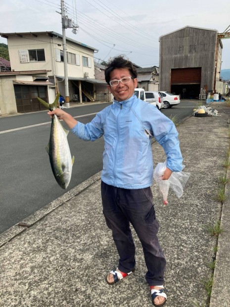 釣り上げたメジロとお悩み中の私