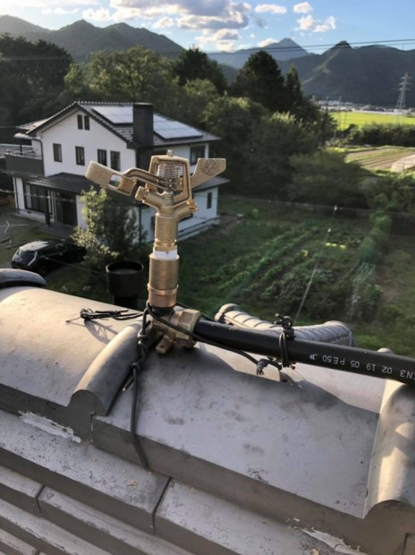 屋根の上に取り付けたスプリンクラーから地下水を散水