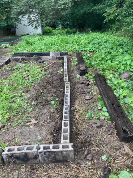 梅雨空の下、蚊に刺されながら基礎のやり直し